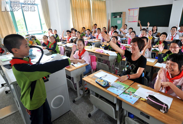 南京小学"教师节":学生当老师 老师做学生