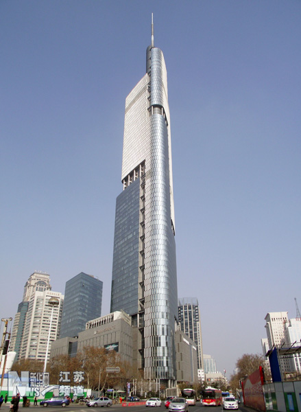 南京市区地标建筑450米高紫峰大厦矗立在蓝天下