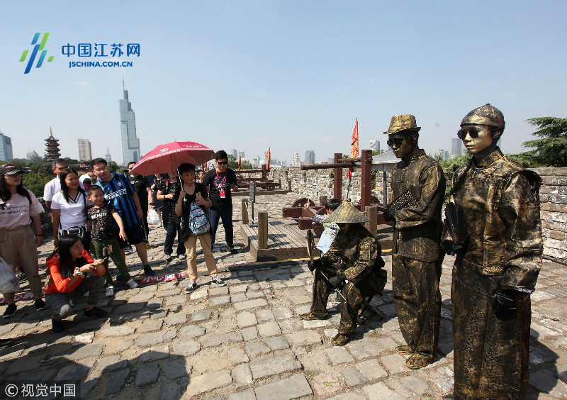 南京：明城墙上演老北京“铜人秀”