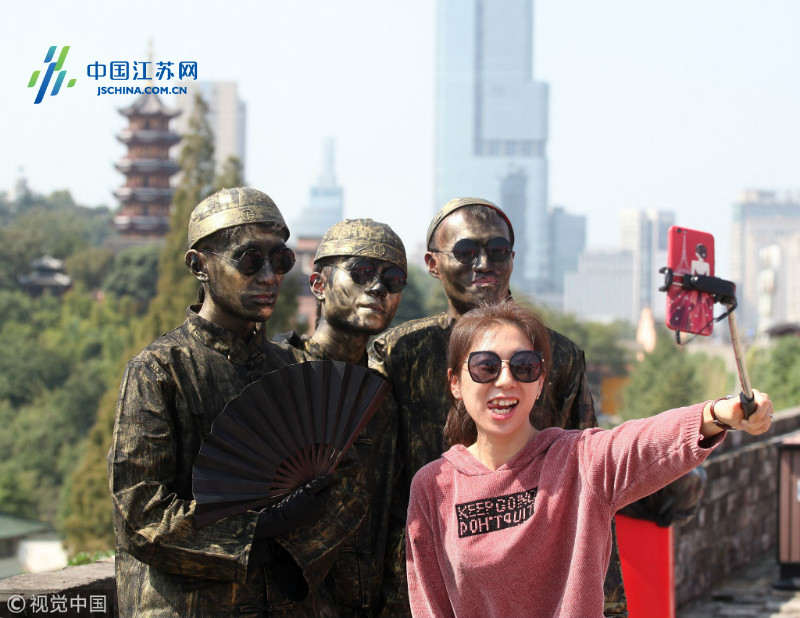 南京:明城墙上演老北京铜人秀