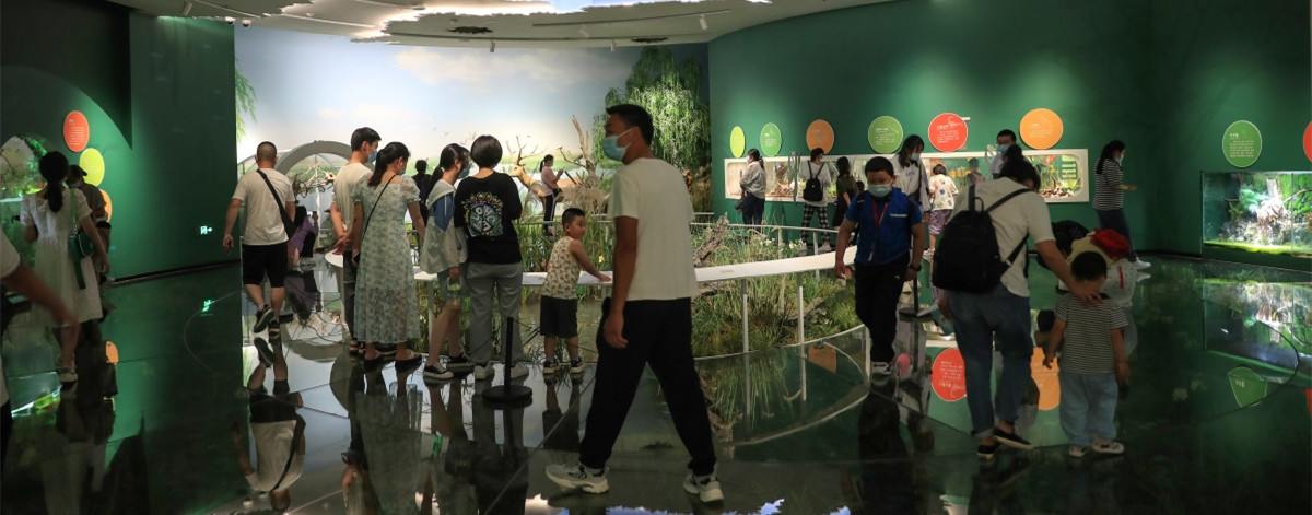 市民参观中国大运河博物馆