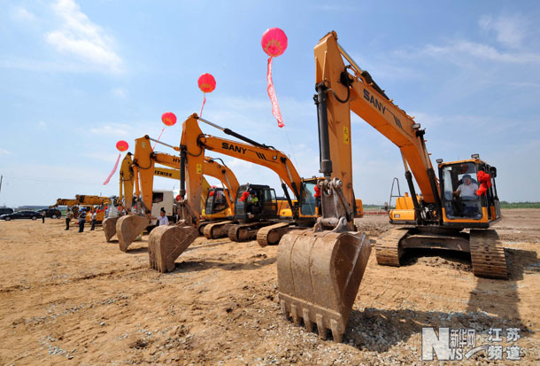 8月23日,工程机械在大桥开工仪式现场集结,准备投入建设施工.