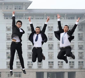 南京毕业大学生告别校园留影青春图片