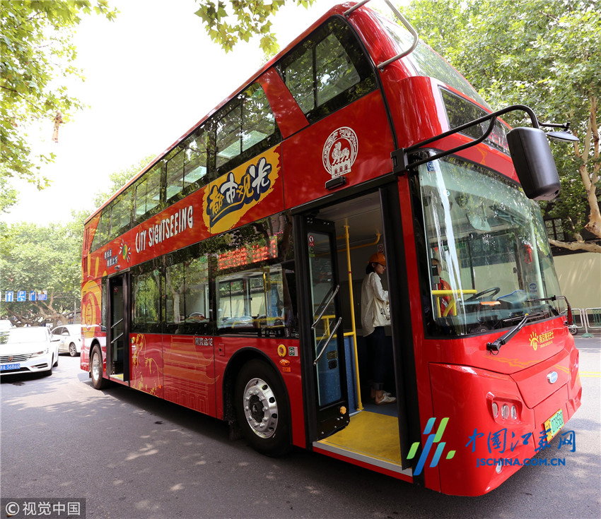 南京:双层观光巴士开通 沿途一日看尽金陵花