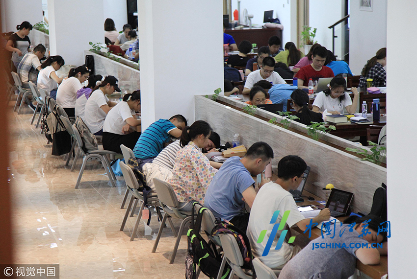 南京:读者扎堆图书馆 看书同时享清凉
