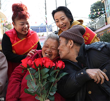 钻石婚老夫妻敬老院里过情人节