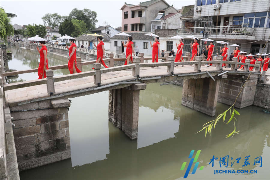 宜兴古镇旗袍秀迎中国旅游日