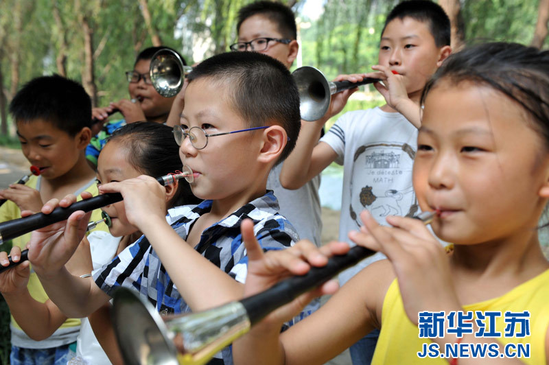 暑假来啦!孩子们快乐学唢呐_江苏国际在线