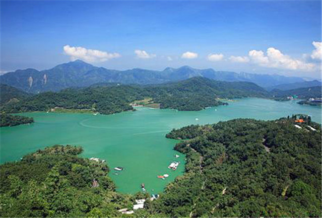 北半湖形状如一轮圆日,南半湖形状如一弯新月,因此得名"日月潭"