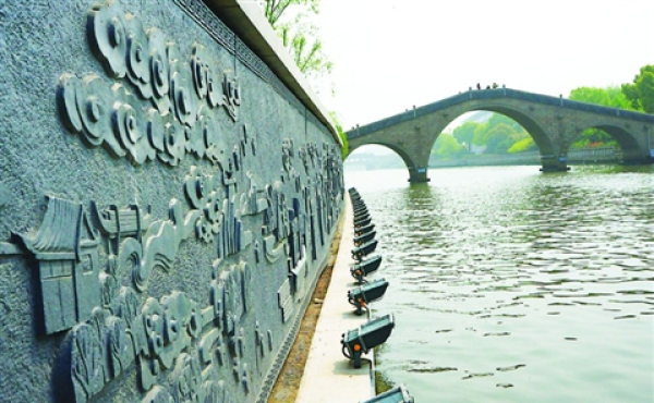 “盘门胜迹”巨型工艺浮雕亮相环城河