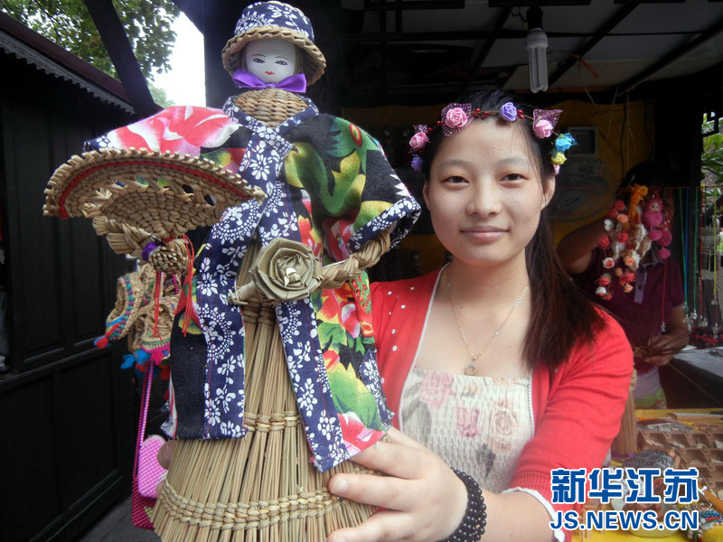 8月11日,在苏州观前街民间工艺亭里,苏州民间草编艺人吴招妹巧手编织