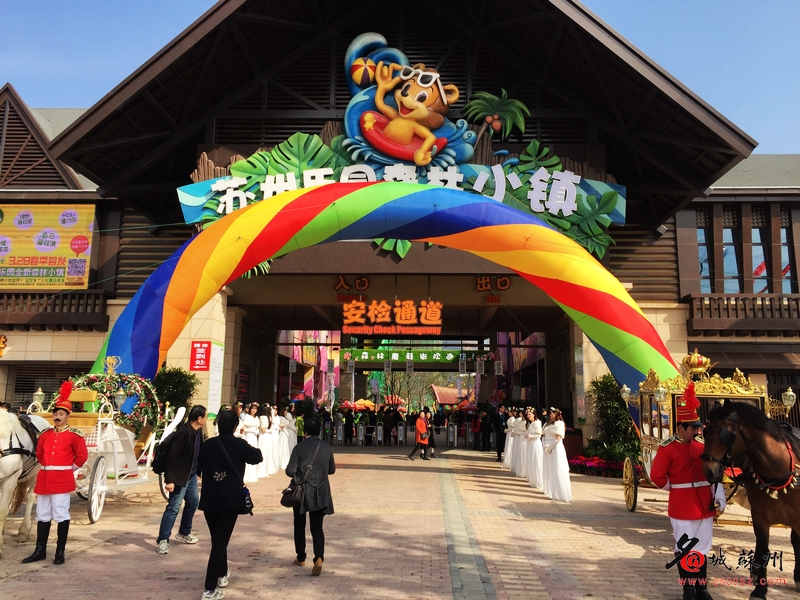 苏州乐园“森林蘑菇街”开街 如临绿野仙境