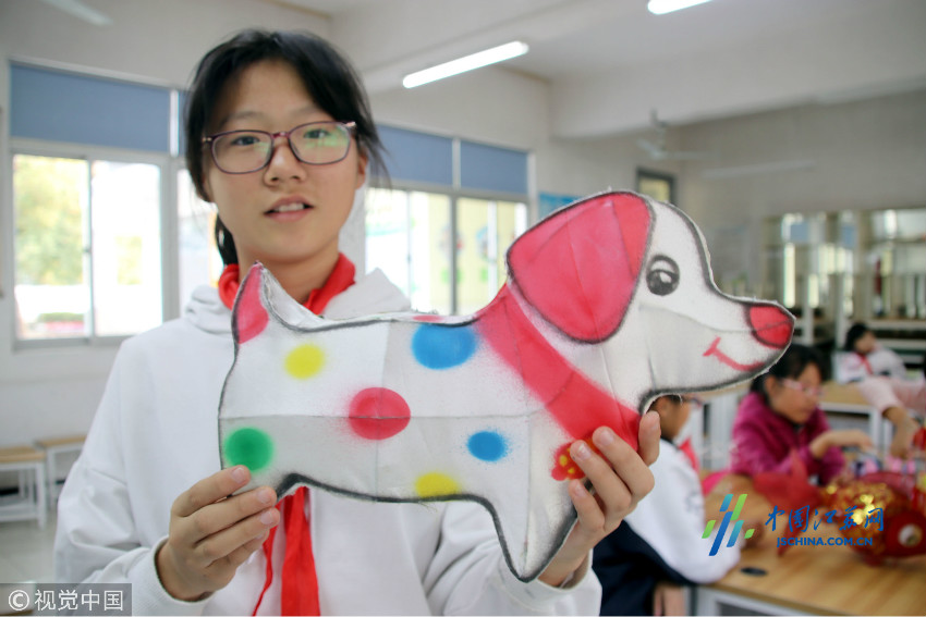 2018年10月24日,江苏省苏州市平江实验学校分校开展学做苏式彩灯 传承非遗文化活动,邀请苏州民间艺术家、非遗传承人吕雁来到学校为学生传授苏式彩灯制作技艺,让学生感受传统文化的魅力。图片作者:王建康 /视觉中国 苏州民间艺术家吕雁教平江实验学校分校学生们制作苏式彩灯 苏州民间艺术家吕雁教平江实验学校分校学生们制作苏式彩灯 苏州市平江实验学校分校学生在学习制作苏式彩灯 苏州市平江实验学校分校学生在学习制作苏式彩灯 苏州市平江实验学校分校学生展示手工制作的苏式彩灯