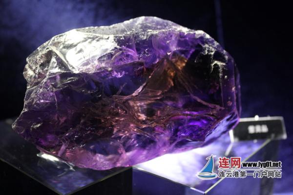 图为:马达加斯加驻华大使维克托希科尼纳参观中国水晶博物馆(东海) 自1991年以来,东海县已成功举办了11届水晶节, 为展示水晶文化经久不衰的巨大魅力,今年9月27日9月28日,该县举办了第十二届中国 东海国际水晶节。本届水晶节以水晶之都 福如东海为主题,以打造水晶品牌,提升产业档次;扩大东海名气,助推招商引资为办节目的,整个节庆分为宣传推介、文化活动、经贸交流三大板块。宣传推介板块组织全国主流媒体东海行大型新闻采访、邀请《人民日报》等国内有影响力的新闻媒体开展水晶