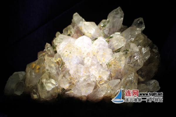 图为:客商挑选水晶制品 为了使水晶产业链条紧密相连,东海县先后建起了国内唯一以水晶为主题、涵盖水晶形成展示、水晶文化发展、水晶藏品展陈等为一体的综合性功能博物馆中国水晶博物馆;建成了全国首家水晶文化创意产业园,成立了全国首家以研究水晶文化为主题的非盈利社会组织江苏省水晶文化研究会;出版发行了全国唯一的水晶专业杂志《东海水晶》;启动建设了占地面积452亩的全国最大水晶交易市场中国水晶城;拥有太平洋、晶海洋、中材高新、沃鑫、福东、康达等硅工业规模企业500多家,让东海跃居世界东方的石