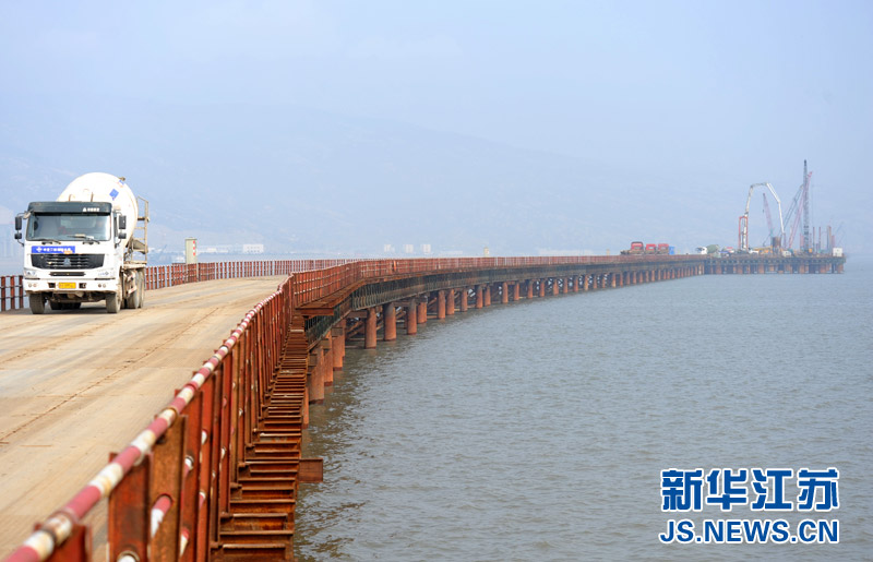 这座跨海大桥是江苏连云港市海滨大道关键控制性工程,位于田湾核电站外围,全长4.482公里,设计车速为每小时60公里,桥梁中部还将设置一处观景平台。该工程有望在今年12月底实现全桥贯通。 (耿玉和 摄) 2月23日,工作人员在连云港市首座跨海大桥施工现场加紧施工。 2月23日,工作人员在连云港市首座跨海大桥施工现场加紧施工。 2月23日,工程车辆行驶在连云港市首座跨海大桥施工现场。
