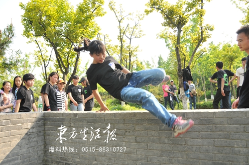 盐城现首支<em>女子跑酷</em>队_江苏国际在线