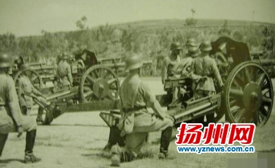 中央军校教导总队炮兵在进攻。