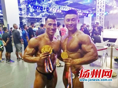 顾坚赛后和对手合影