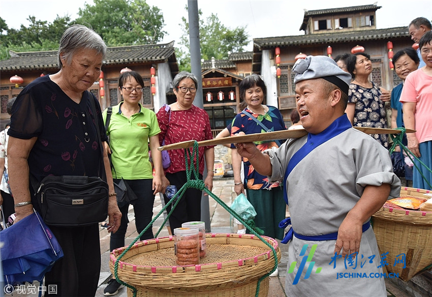 江苏镇江:景区玩穿越 演员化身武大郎济公引