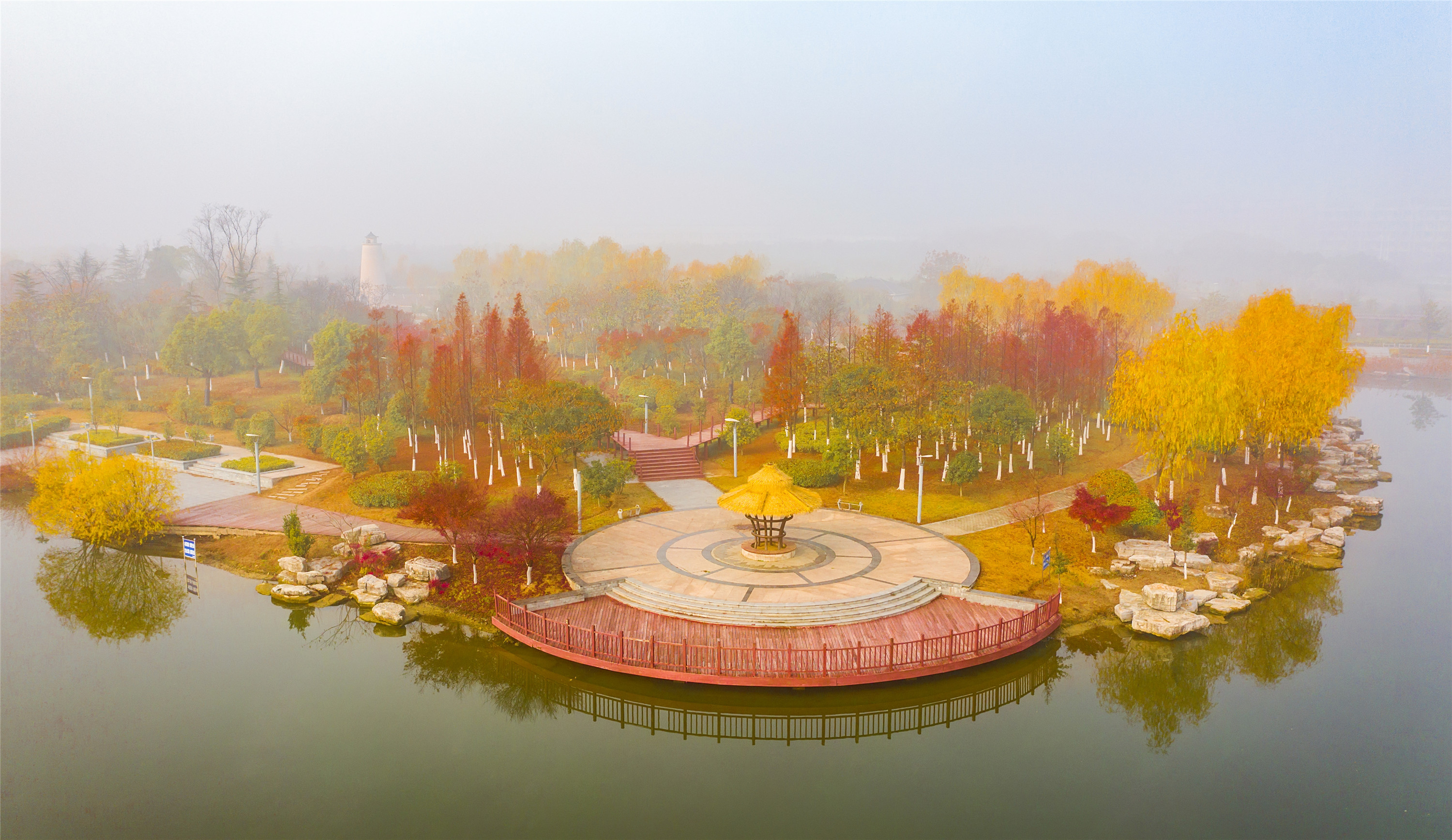 12月13日,江苏省宿迁市泗洪县大楼街道玉珠湖公园色彩斑斓,如诗如画.