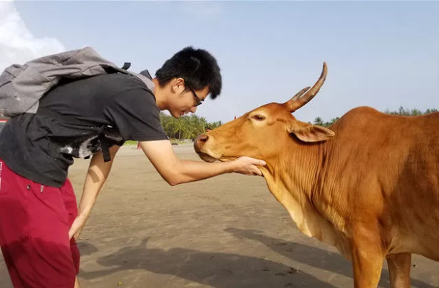 这名常州学生去印度当义工,教孩子认识人民币