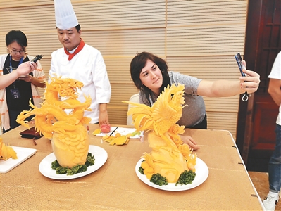 外国友人体验江苏美食文化