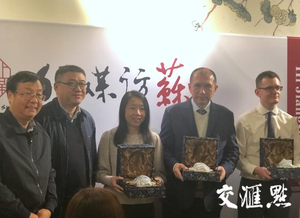 中国日报社副总编辑康兵(左一),省委宣传部副部长杨力群(左二)向