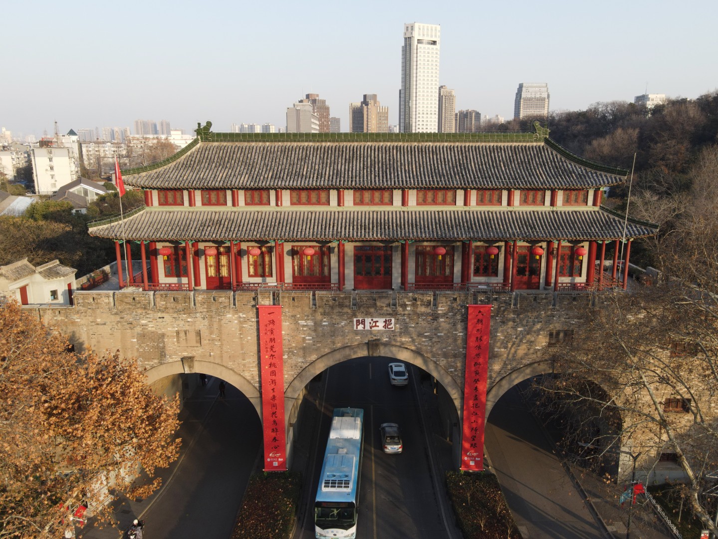 南京挹江门春联装扮迎春节_江苏国际在线