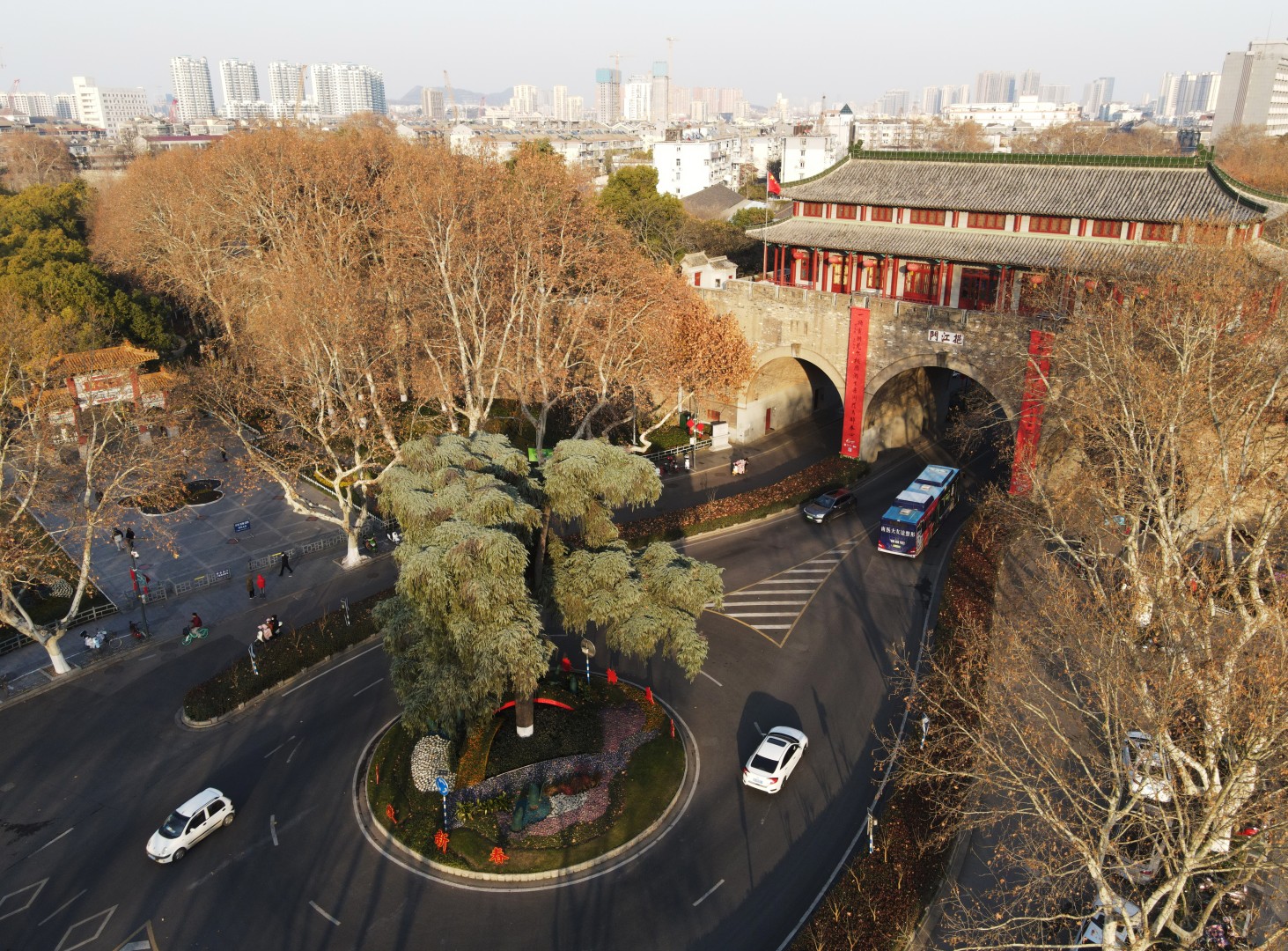 南京挹江门春联装扮迎春节_江苏国际在线