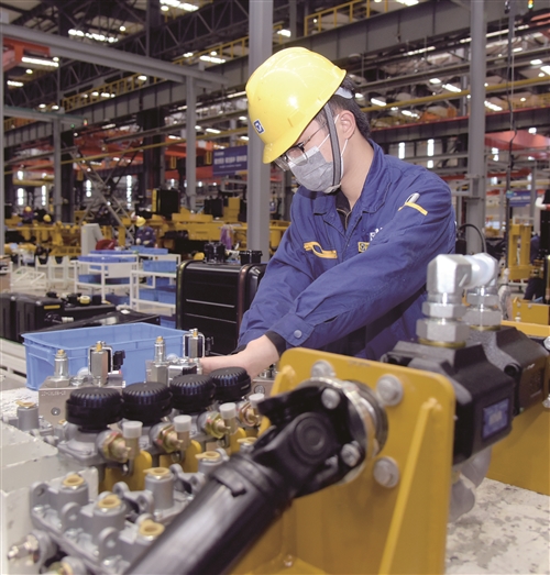 徐工重型生产车间. 记者 孙井贤 摄