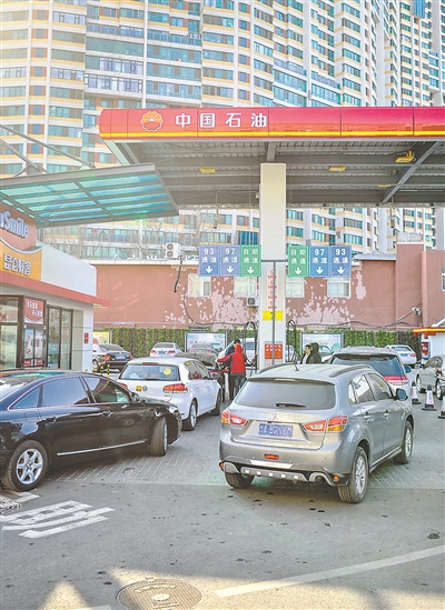 图为9日,车辆在一处加油站排队等候加油. 新华社发