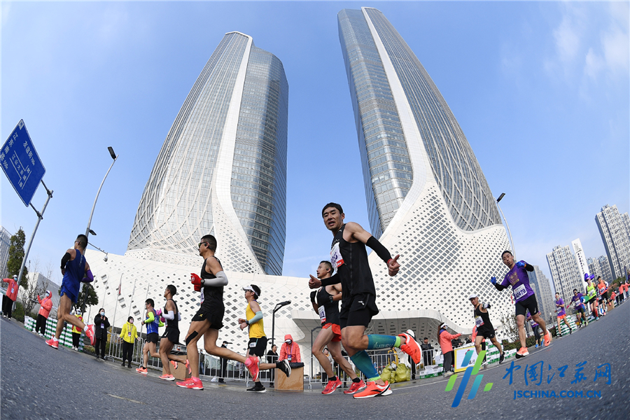 2020南京马拉松开跑万名跑友领略创新名城美丽古都魅力