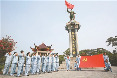 连云港碱厂等单位昨日组织新党员和团员青年来到赣榆抗日山烈士陵园