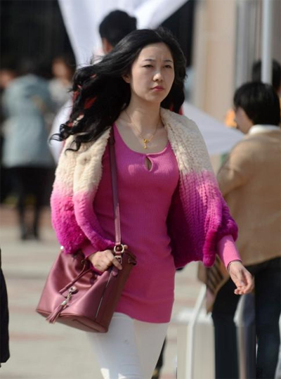 扬州美女春装上身"潮爆"街头