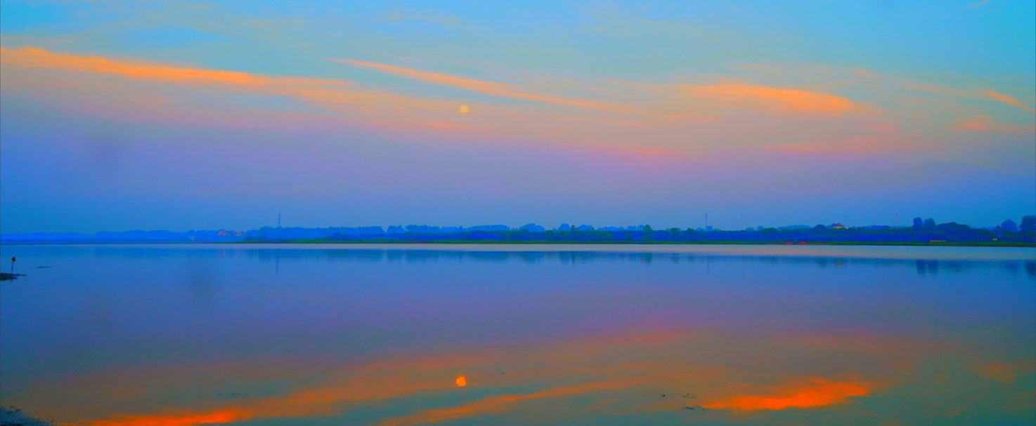 仪征登月湖:霞光辉映 水天一色