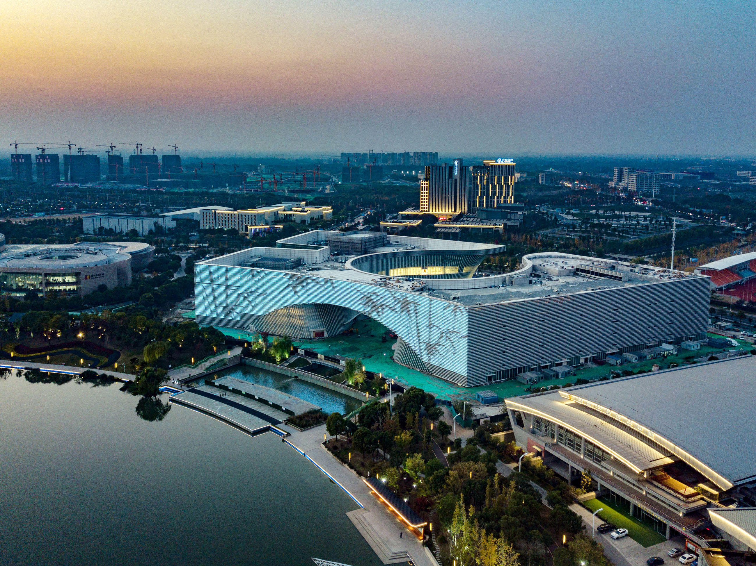 扬州航拍运河大剧院及明月湖全景 昨天傍晚,运河大剧院南侧led幕墙