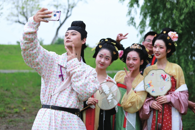 阳澄湖畔,穿着汉服的年轻人在自拍留影.记者倪黎祥摄