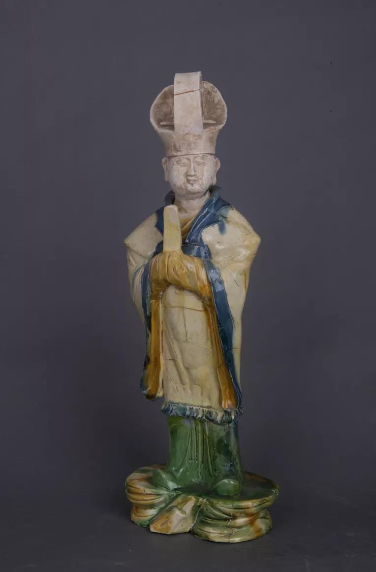 三彩单梁冠捧笏文官俑