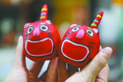 南京泥人传承人巧手秀技艺捏泥成团虎匠心送祝福