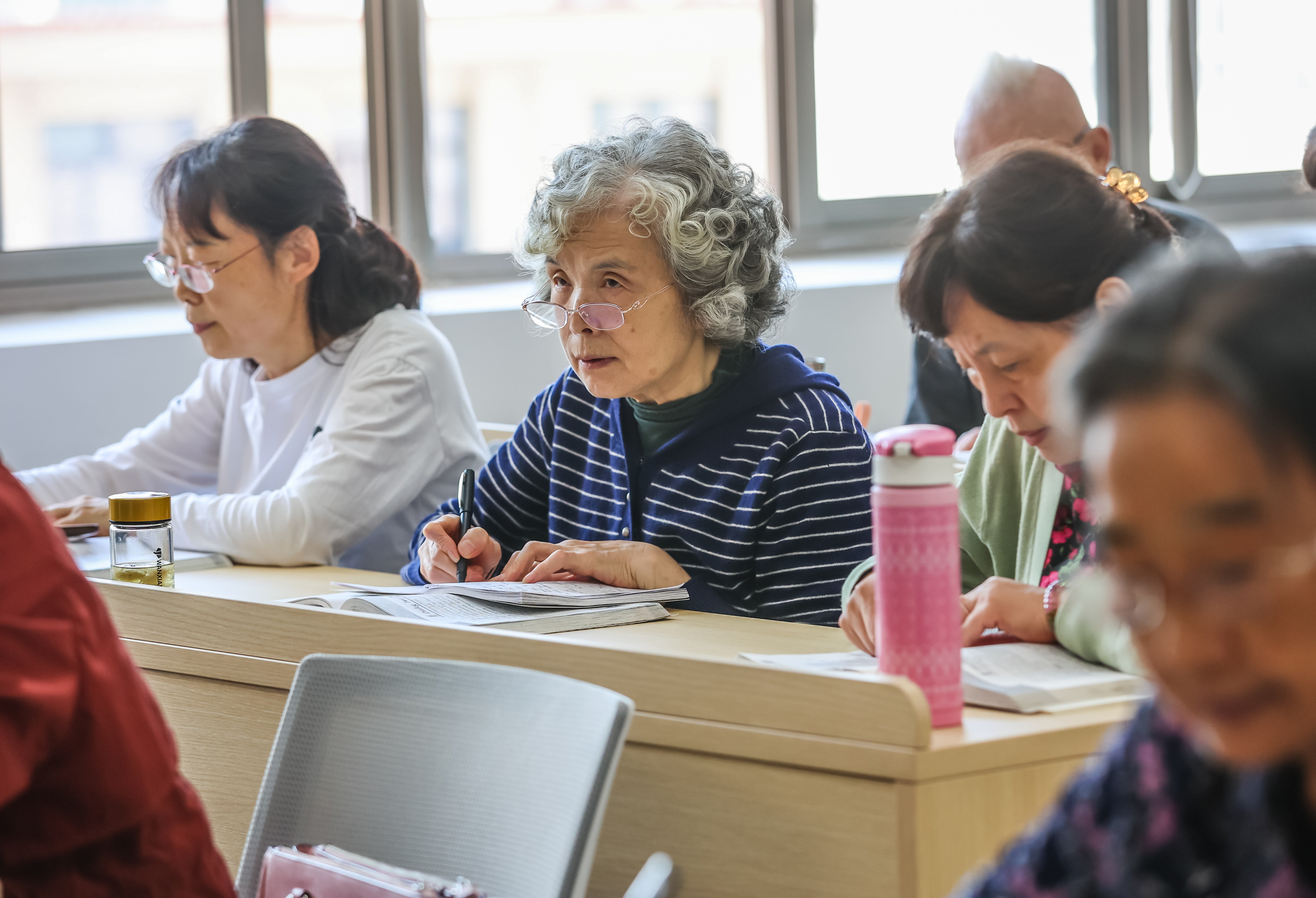 太火了!老年大学靠"抢"才能报上名_江苏国际在线