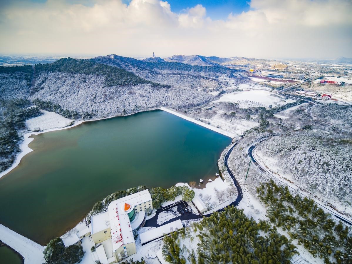 盼望着,期待着,雪花终于与常州太湖湾撞了个满怀.