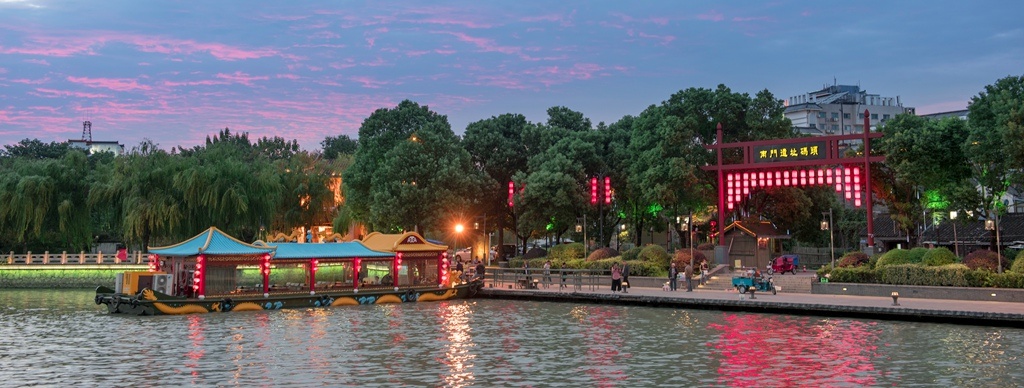 南门码头,也是扬州夜游古运河南的终点码头.