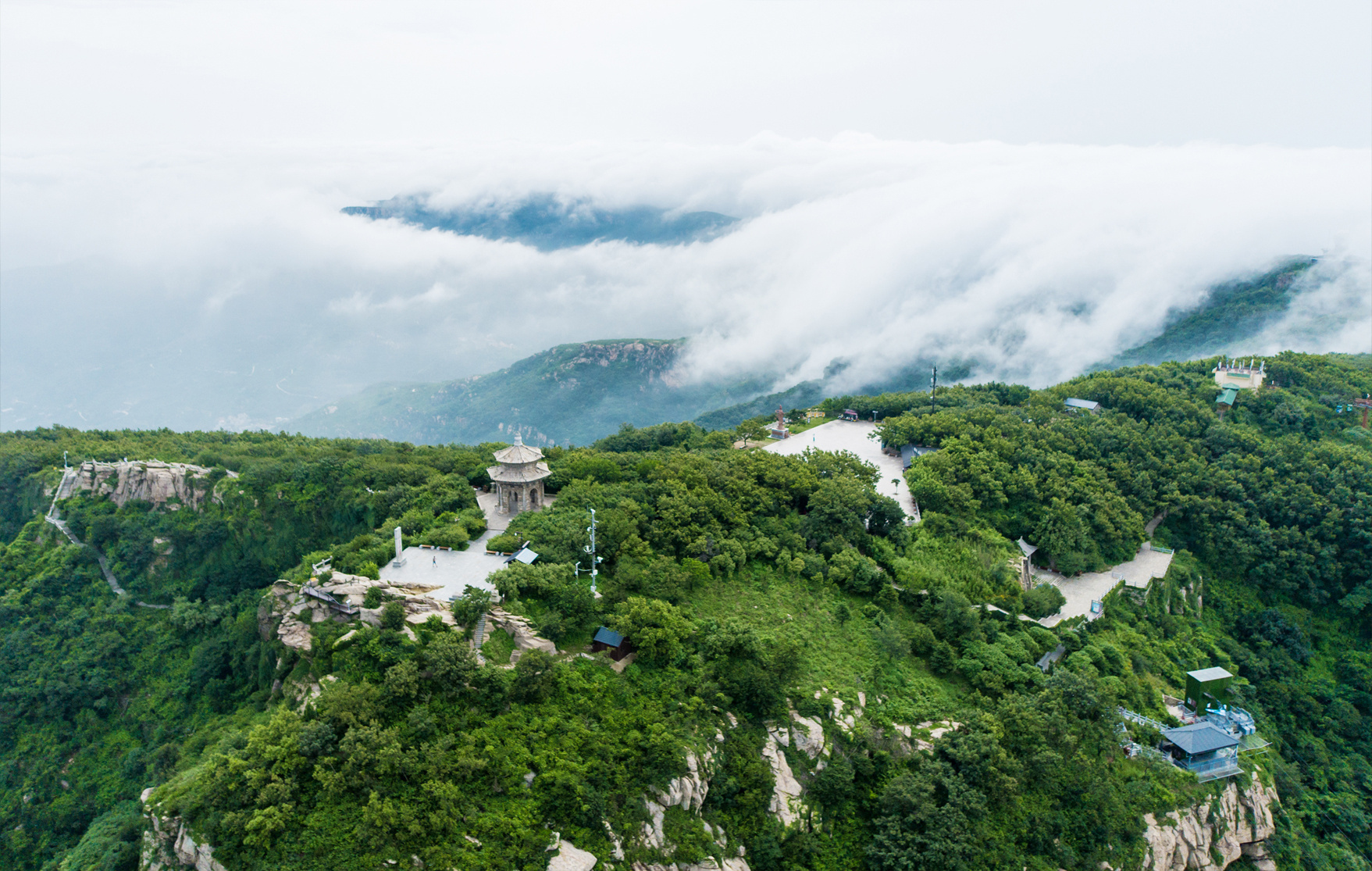 连云港花果山云海映青山夏风拂晚霞