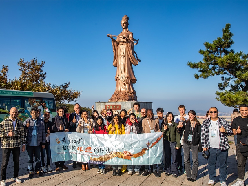 外宾参观花果山，了解西游文化并合影留念_副本.jpg